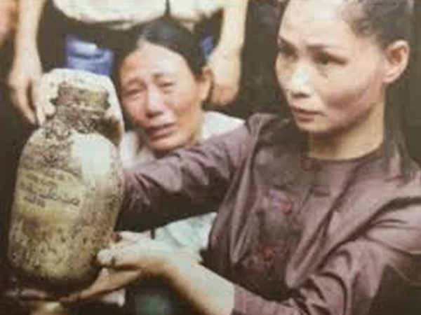 Bí ẩn 'thần y' kiêm nhà ngoại cảm chỉ cần uống nước lọc và ngửi hoa huệ để sống, sở hữu 'năng lực siêu nhiên' trị bách bệnh (Kỳ 1)