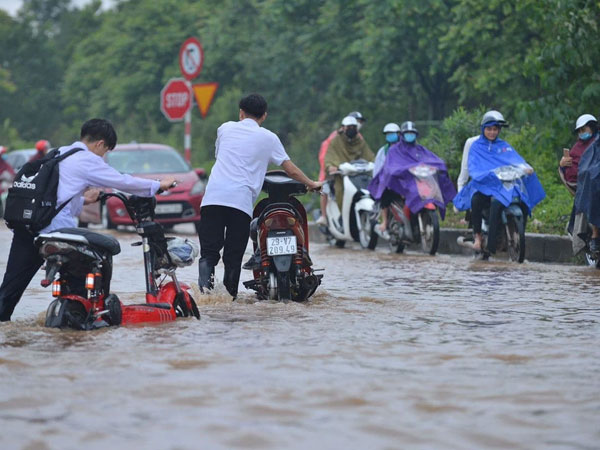 Ảnh: Đại lộ Thăng Long ngập sâu 1m sau cơn mưa lớn tầm tã, người dân Hà Nội khổ sở vì phương tiện chết máy