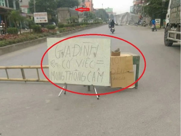 Làm rạp đám cưới chiếm cả nửa con đường lớn, gia chủ còn có hành động khác gây tranh cãi dữ dội