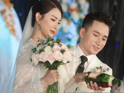 Đám cưới Phan Mạnh Quỳnh tại Nghệ An: Cô dâu đeo vàng siêu nhiều và tình tứ bên chú rể gây sốt, tiệc cưới khủng 'náo loạn' cả làng quê!