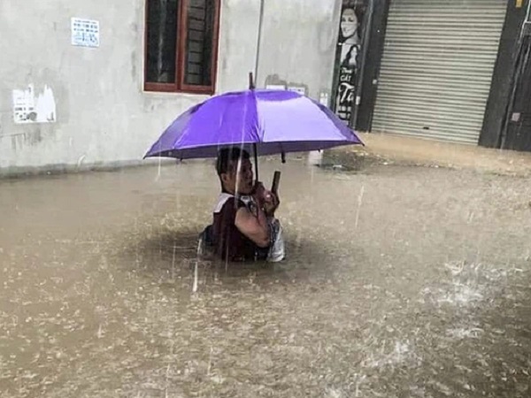 Hà Nội: Nhiều tuyến phố biến thành 'sông', nước ngập ngang thân người trong sáng 17/4