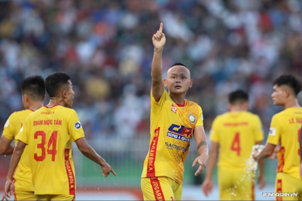 Nhọ như Bình Định: 2 trận liên tiếp làm nền cho siêu phẩm đá phạt
