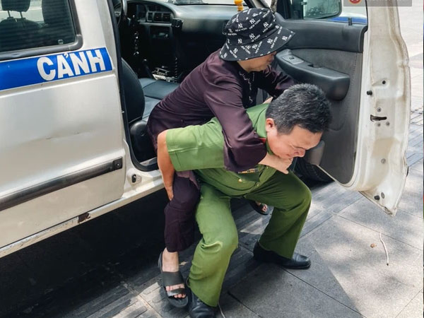 Khoảnh khắc đẹp trong những ngày làm CCCD ở TP.HCM: Cán bộ Công an cõng cụ già, bồng em bé giúp người dân
