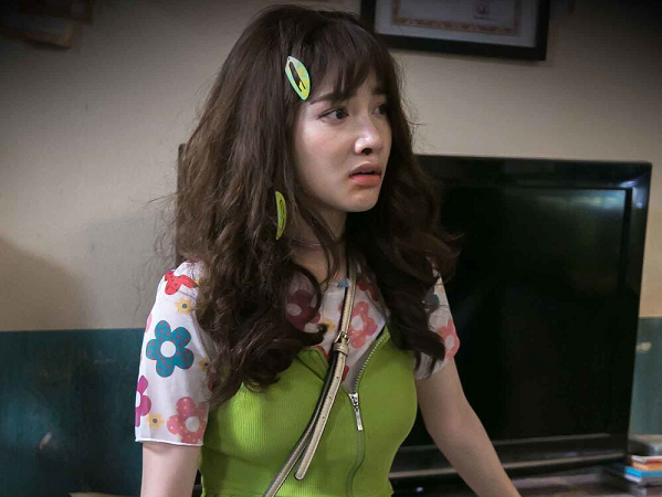 Nhã Phương hi sinh hết mình khi đóng phim, cân trọn style nửa mùa sến súa khiến fan 'đã mắt'