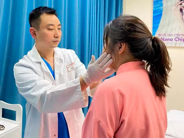Đến bệnh viện khám, cô gái bàng hoàng khi biết mình là đàn ông
