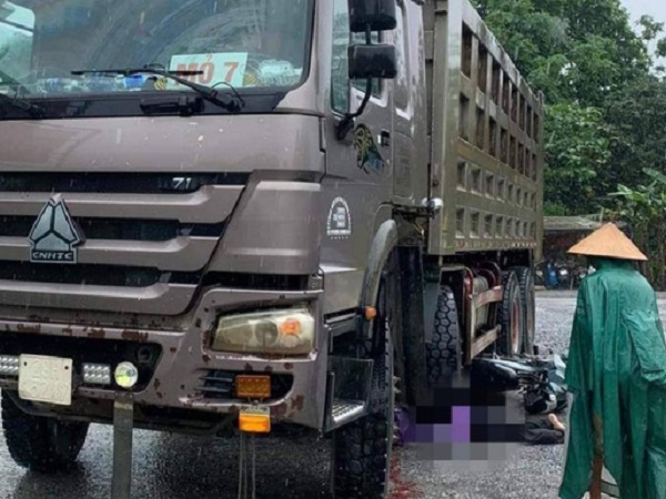 Xe 'hổ vồ' hết hạn đăng kiểm cán chết người đi xe máy