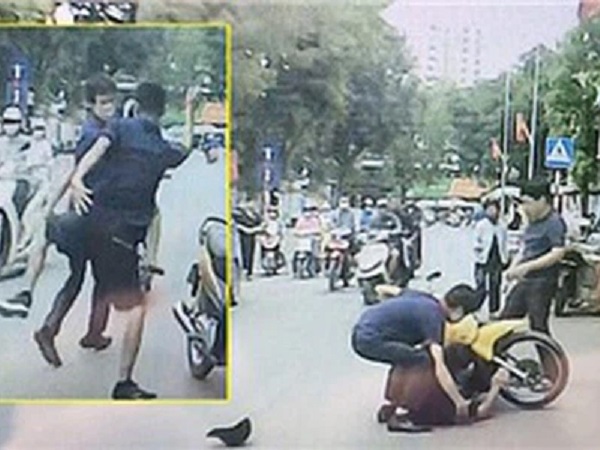Tài xế bị đấm, lên gối ngay giữa đường vì mở cửa xe gây tai nạn cho người khác