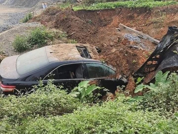 'Xế hộp' Camry mất lái rồi bốc cháy, hành động nhanh trí của anh lái máy xúc đã cứu sống 3 nạn nhân bên trong
