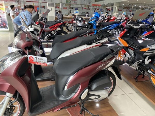 Xe máy tiêu thụ chậm, giá vẫn tăng