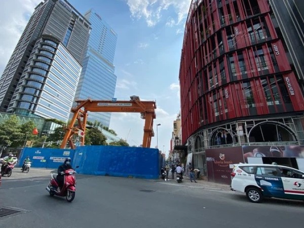 Một phần rào chắn Metro tại 'đất vàng' trung tâm Sài Gòn được tháo dỡ, quán xá rục rịch khai trương trở lại