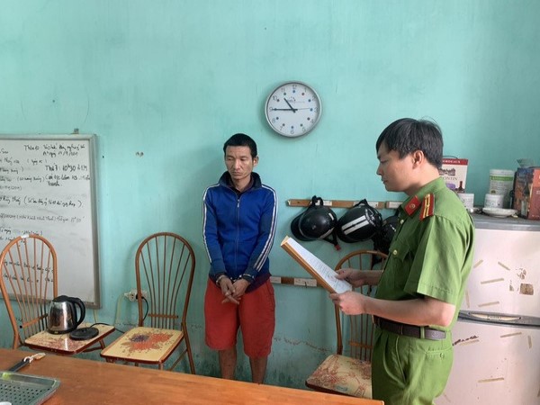 Gã bố dượng đồi bại cưỡng hiếp con riêng của vợ, còn ngang nhiên trói ông nội của nạn nhân để dễ bề 'hành sự'