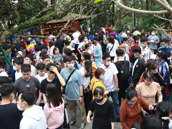 Ảnh: Hàng nghìn du khách chen nhau đi lễ đền Hùng dù chưa tới ngày 10/3