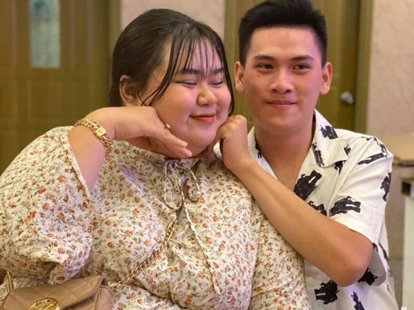 'Cầm cưa' cô nàng mũm mĩm, anh chàng điển trai bị mọi người xung quanh dị nghị: Vì đằng gái giàu mới yêu