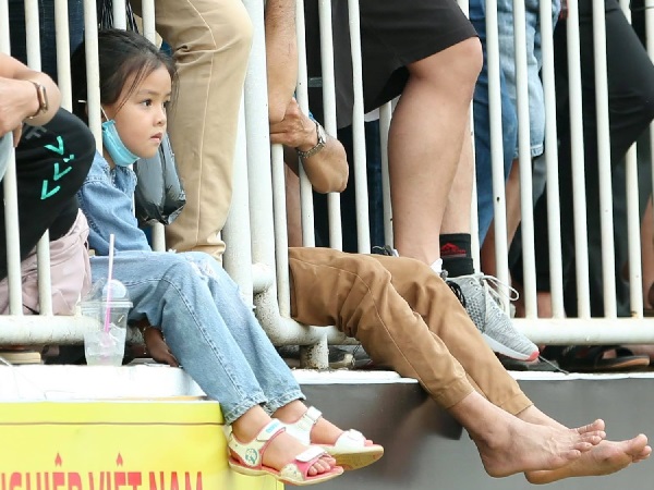 Fan phải ngồi đất, đứng chen chúc hàng loạt vì không có ghế ngồi xem trận HAGL và Hà Nội FC