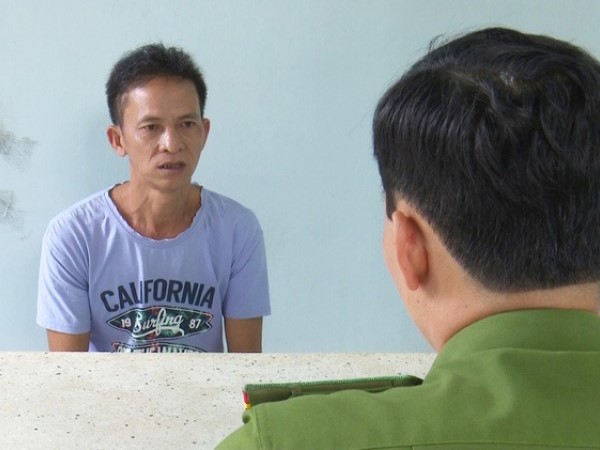 CLIP: Đang đùa với con chó nhỏ, bé gái 7 tuổi bị gã đàn ông làm bậy
