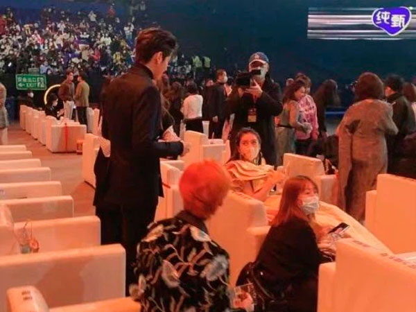 Khoảnh khắc Angelababy dành ánh mắt tình tứ nhìn Huỳnh Hiểu Minh phá vỡ tin đồn ly hôn