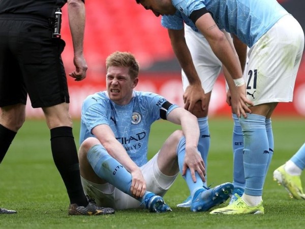 De Bruyne chấn thương, Man City vỡ mộng ăn 4 trước Chelsea