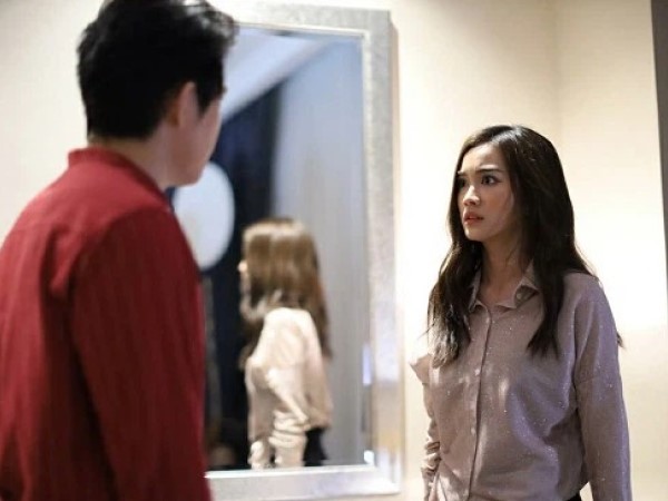 Nhìn thấy món quà sinh nhật tôi tặng, chồng tắt ngúm nụ cười, bối rối kéo tôi vào phòng rồi sửng cồ tra hỏi