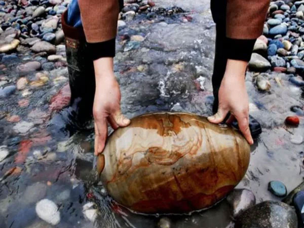 Ngôi làng ẩn chứa 'báu vật' ở đáy sông, chỉ cần nhặt đại một cục đá cuội đem bán cũng đủ tiền mua xe, sửa nhà