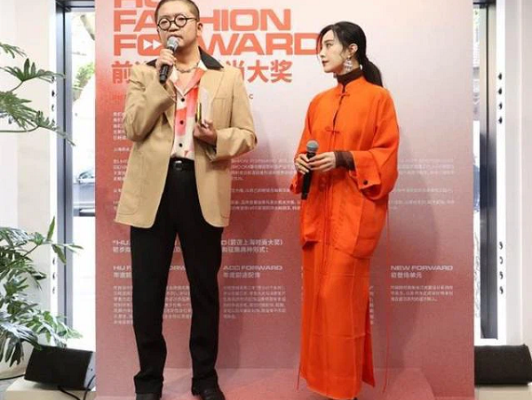 Còn đâu 'nữ hoàng thảm đỏ', Phạm Băng Băng của hiện tại chỉ có thể đứng trên sân khấu nhỏ hẹp và mặc đồ nhăn nhúm