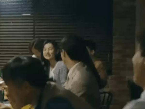 Song Joong Ki bị chỉ trích đểu cáng vì ga lăng lấy tay che tai cho 'người yêu mới' do quá ồn: 'Sao với Song Hye Kyo anh không làm vậy?'