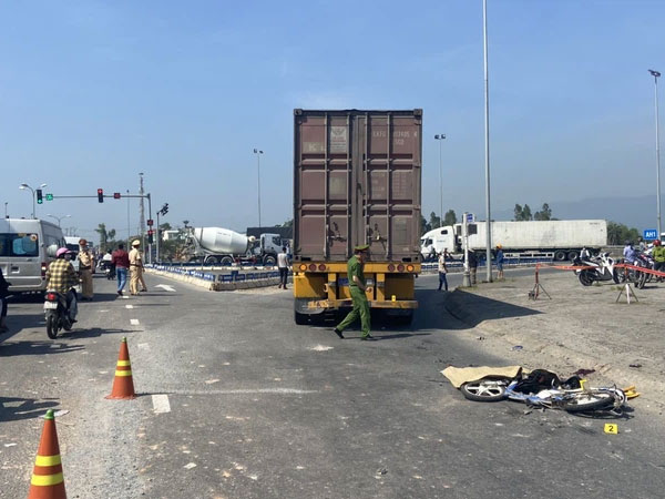 Đi khám bệnh, người phụ nữ tử vong thương tâm dưới gầm container