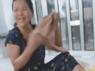 Xót xa hình ảnh bà ngoại vừa tắm cho cháu vừa khóc vì sắp phải chia xa