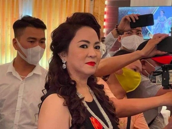 Vì sao vợ đại gia Dũng 'lò vôi' lại khiến hàng loạt sao Việt nổi giận?