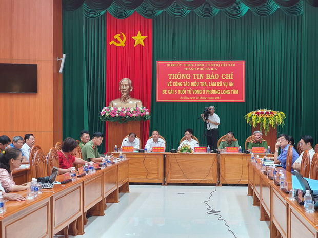 Rùng mình lời khai ban đầu của nghi phạm sát hại bé gái 5 tuổi: Bóp cổ nạn nhân đến chết rồi mới xâm hại