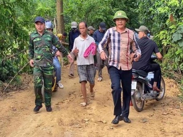 Gần 100 công an cùng người dân vây kín quả đồi, bắt phạm nhân trốn trại giam trong rừng Mò Ó
