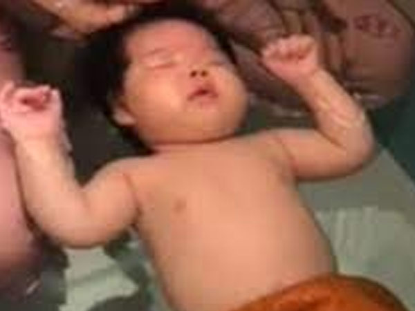Clip em bé 1 tháng tuổi ở Hà Nội gào khóc khi đi học bơi gây xôn xao cư dân mạng