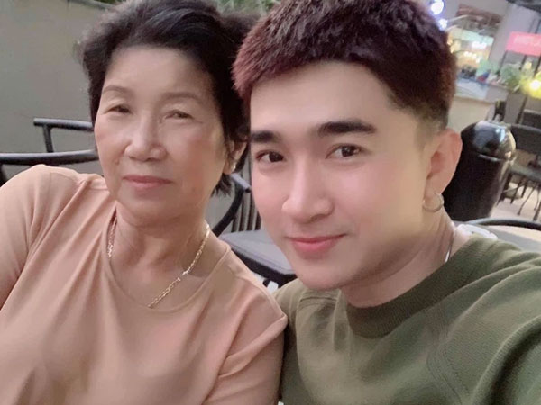 Chi Dân chia sẻ thông tin về tang lễ của mẹ, 3 chữ 'con yêu mẹ' khiến người khác nghẹn lòng