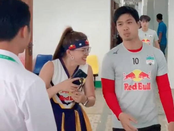 Khoảnh khắc Công Phượng bơ đẹp fangirl, từ chối chụp ảnh khi đang ăn