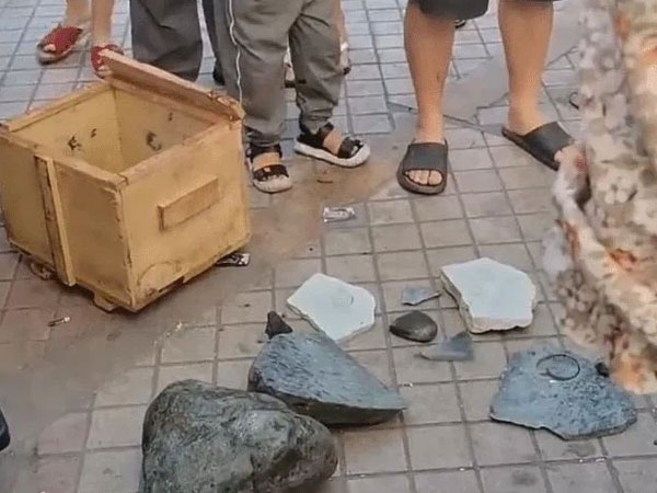 Con trai đạp vỡ viên đá 3,5 tỷ, người cha chỉ nói 1 câu khiến chủ quán im lặng, không dám đòi tiền