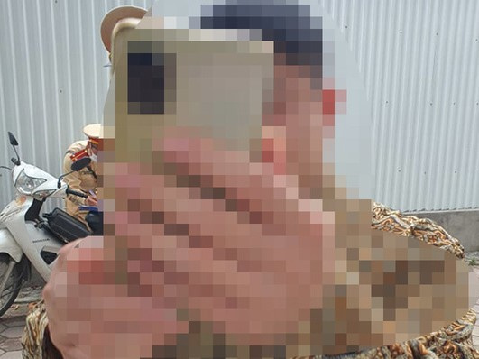 Hà Nội: Người đàn ông xay xỉn không chấp hành kiểm tra nồng độ cồn, còn trình thẻ quân nhân và lớn tiếng quát CSGT