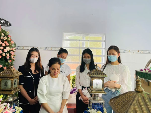 Hoa hậu Tiểu Vy, Đỗ Mỹ Linh, Lương Thùy Linh cùng Á hậu Phương Anh đến viếng bé gái 5 tuổi bị xâm hại ở Bà Rịa - Vũng Tàu