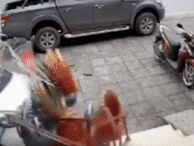 Clip: Bị tông từ phía sau, ô tô Kia Morning lao lên vỉa hè rồi húc đổ loạt xe máy và bán tải