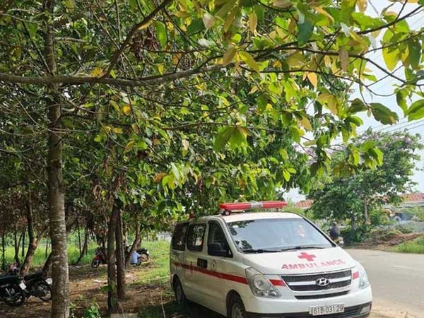 Người đàn ông tử vong trong tư thế treo cổ sau khi ngồi hút thuốc bên đường