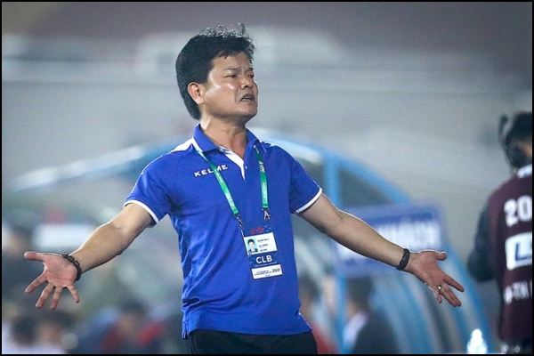 Nam Định bị chỉ trích chơi xấu, HLV Nguyễn Văn Sỹ đáp trả: 'Đội nào cũng đá vậy thôi'