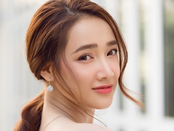 Nhã Phương không biết phim '1990' dời lịch chiếu, netizen tức giận chỉ trích