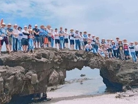 Bức xúc cảnh hàng chục du khách "đè" lên thắng cảnh hàng triệu năm tuổi ở Lý Sơn