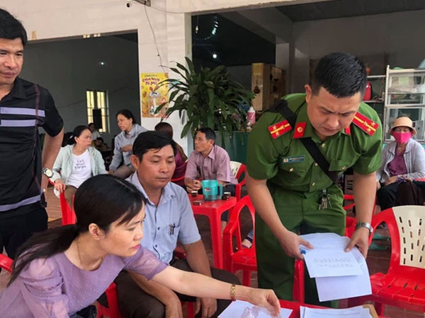 Tưởng bả chó là kẹo mút, hai cháu bé nhặt ăn khiến một bé tử vong