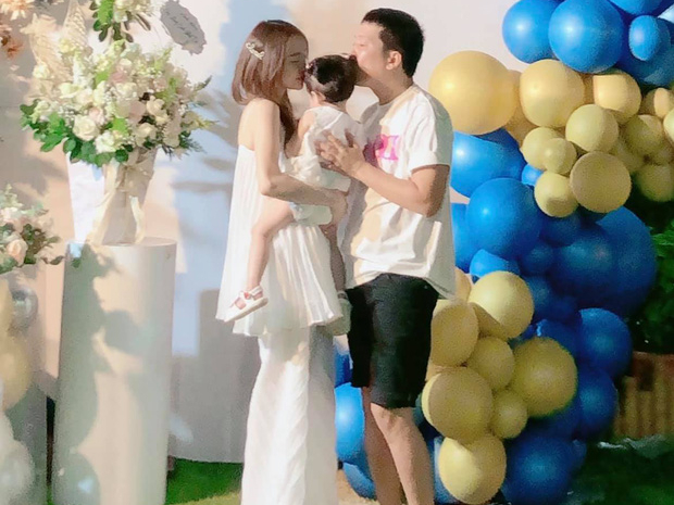 Trường Giang đã có động thái bảo vệ Nhã Phương giữa bão drama: 'Ngoài kia khó khăn quá thì về nhà bán cơm'
