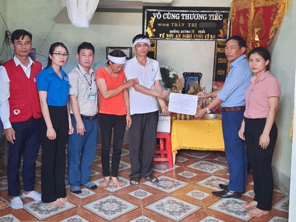 Người cha òa khóc tại sân bay xin đổi vé về với cô con gái đã mất: Sức khỏe của người con sinh đôi còn lại giờ ra sao?