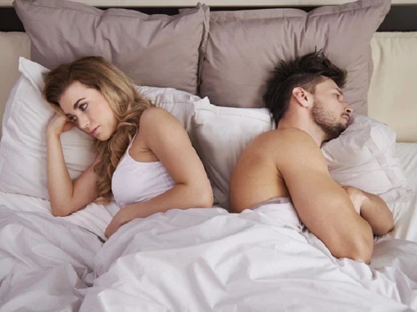 Vợ/chồng thờ ơ với tình dục: Nên và không nên làm gì?