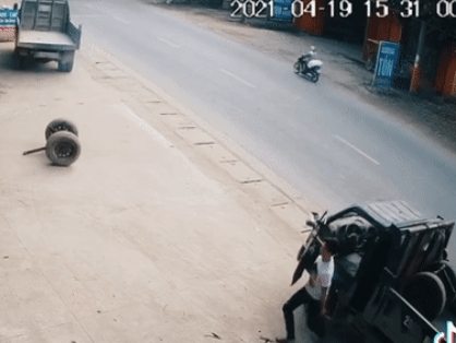 Clip: Tài xế xe tải 'phi thân' cản trục bánh xe lăn ra đường, cứu mạng người trong gang tấc