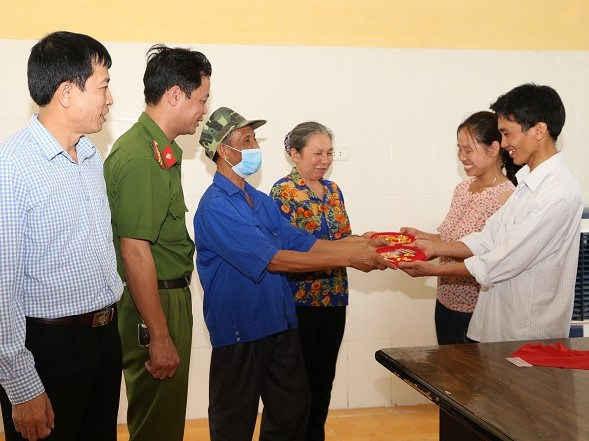 Cặp vợ chồng trả lại 21,4 cây vàng trị giá hơn 1 tỉ đồng cho người đánh rơi