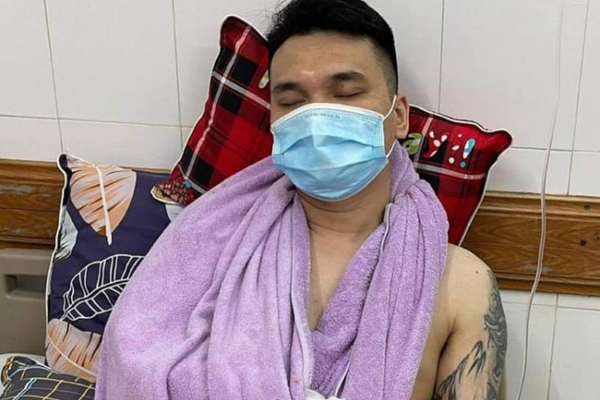Hình ảnh Khắc Việt bị thương nặng phải cấp cứu ở bệnh viện gây hoang mang