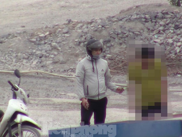 Clip tuyệt chiêu 'làm luật' trên sông: Chỉ tay lên trời, có người đến 'cúng'