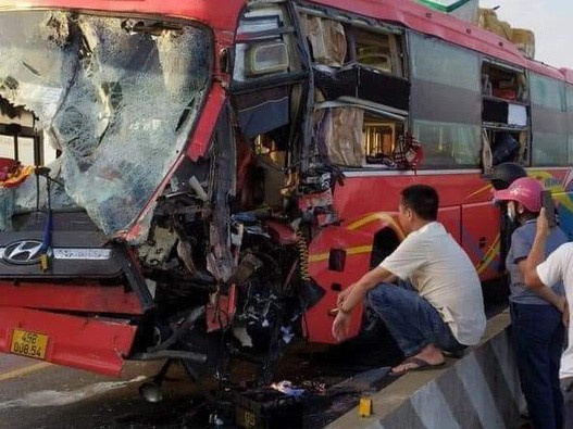 Tai nạn nghiêm trọng trên cầu Gianh, 5 người thương vong, ách tắc nhiều giờ